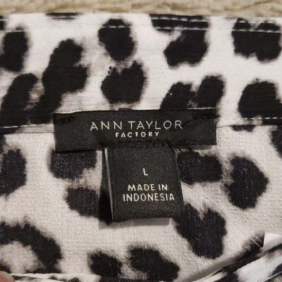 NWT - Ann Taylor Factory Snow Leopard Blouse - Picture 5 of 10